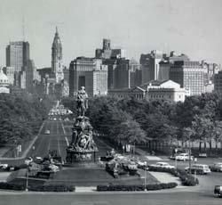 [Parkway]  (Lutz, K. F., Photographer, 1957)   Karl Lutz Collection, Athenaeum of Philadelphia.  Local ID #: 76-P-110-024  